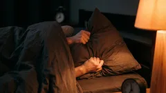 Um truque simples para adormecer mais depressa está a tornar-se viral — eis como funciona